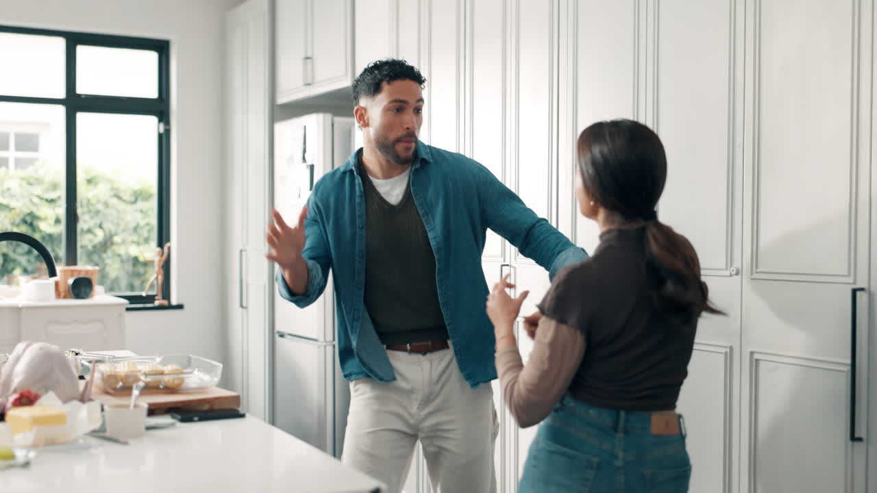 부부가 부 ⁇ 에서 춤을 추고 있습니다.