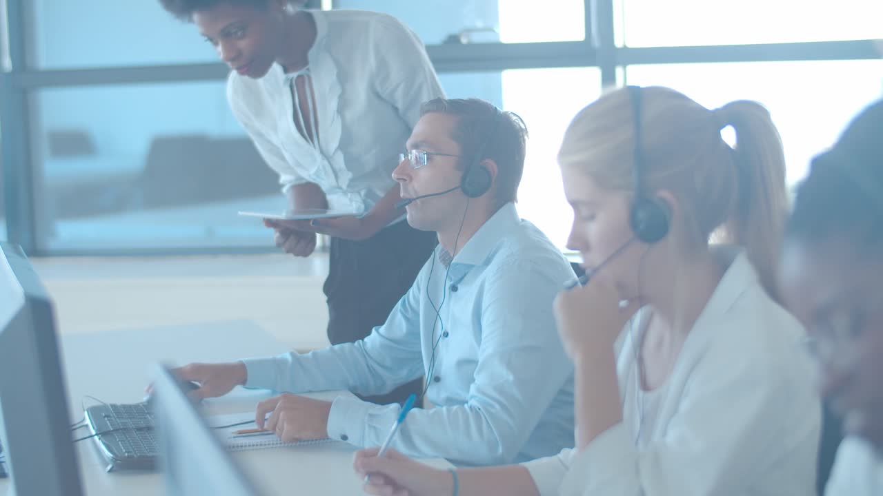 남성 직원과 작업을 확인하는 여성 아프리카계 미국인 코치