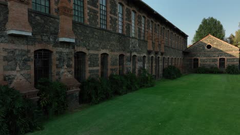 exteriores de la fábrica de hilos de san pedro en urapan, michoacán