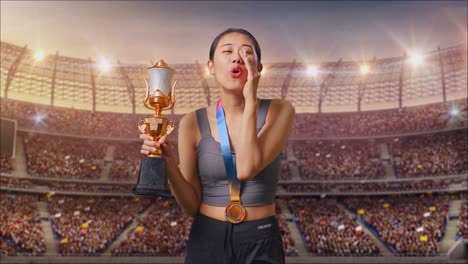 mujer asiática con una medalla de oro sosteniendo un trofeo de oro y gritando positivamente con la mano sobre la boca en el estadio