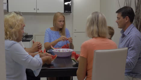 familia comiendo sandía en casa