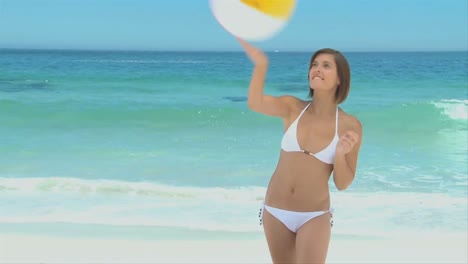 mujer jugando con una pelota de playa