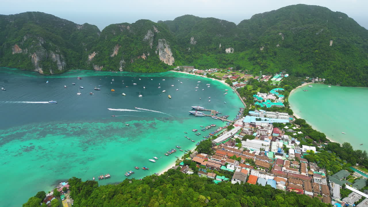 Cảnh quay từ trên không đảo Phi Phi, tỉnh Krabi, Thái Lan.