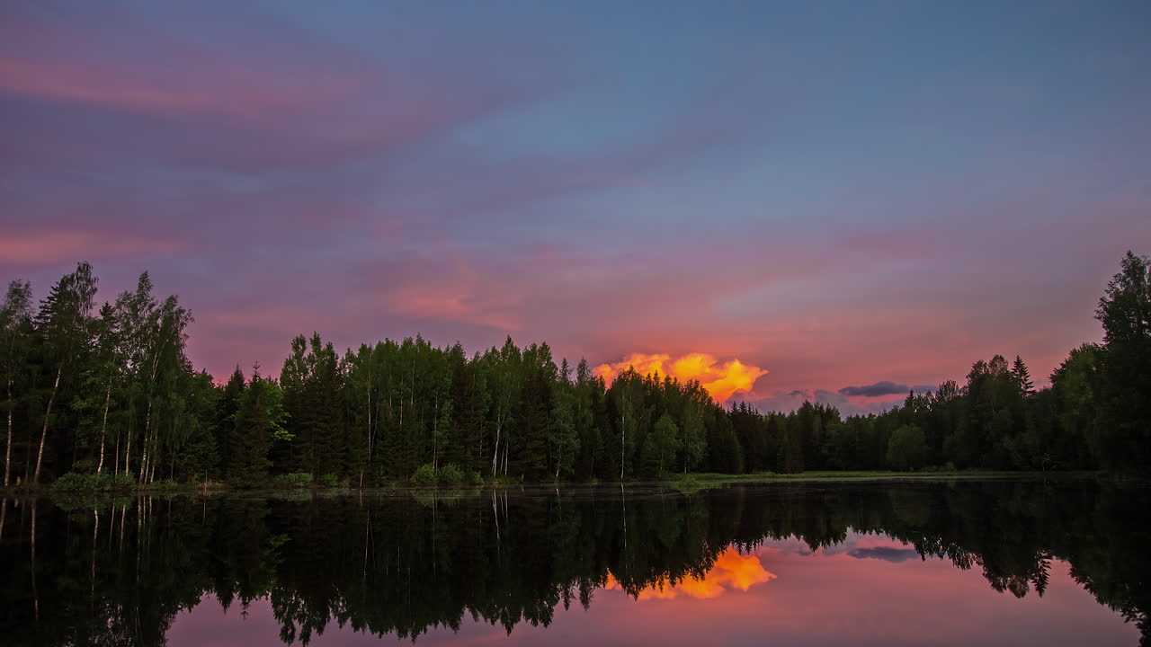 timelapse: espectacular cielo crepuscular con bosque y lago