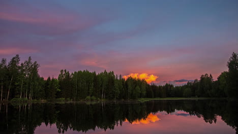 Zeitraffer:-Dramatischer-Dämmerungshimmel-Mit-Wald-Und-See