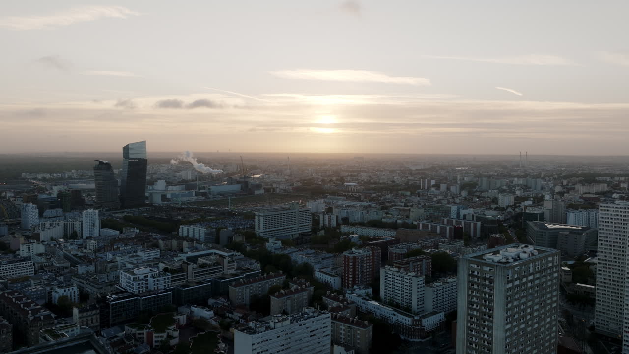 Paris 13º: O charme aéreo exibe a variedade arquitetônica e a energia pulsante.
