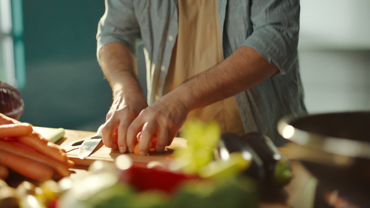 hombre cocinando verduras