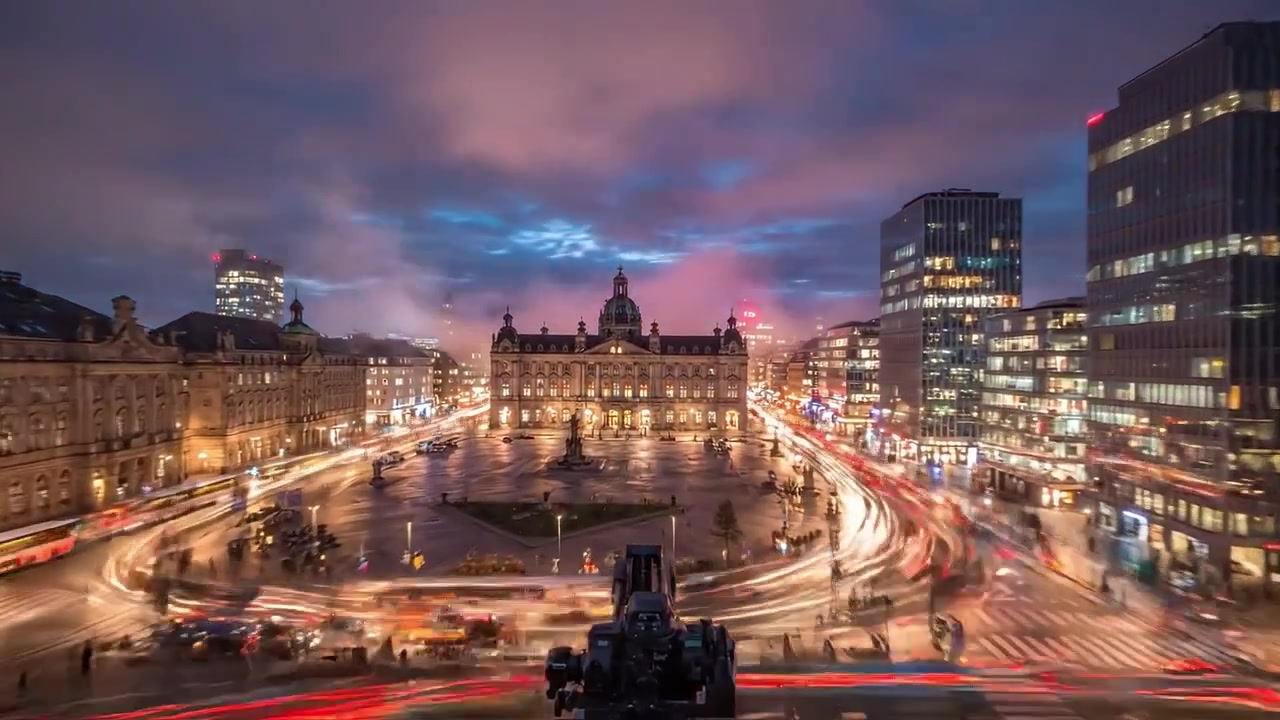 Splendido Paesaggio Urbano al Crepuscolo: Vista Affascinante del Centro Città con Edifici Illuminati, Lampioni e Veicoli con Effetto Mosso in un'Atmosfera Crepuscolare
