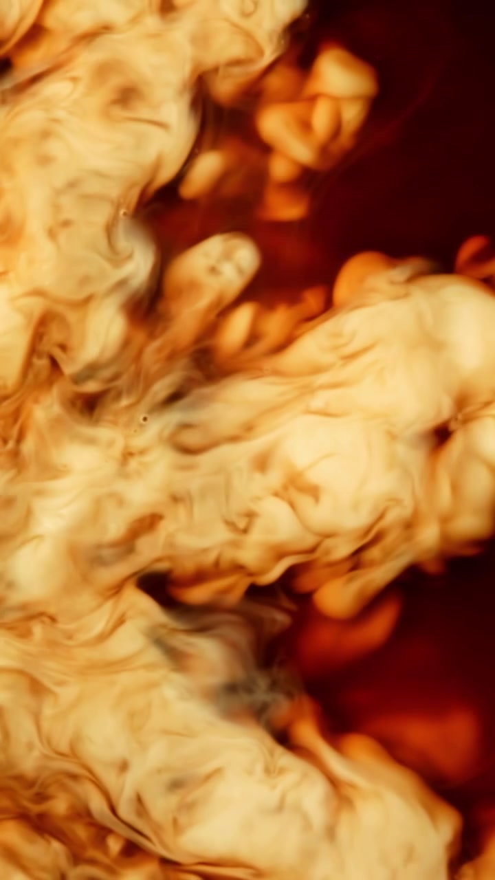 Slow motion på grädde som virvlar i kaffe