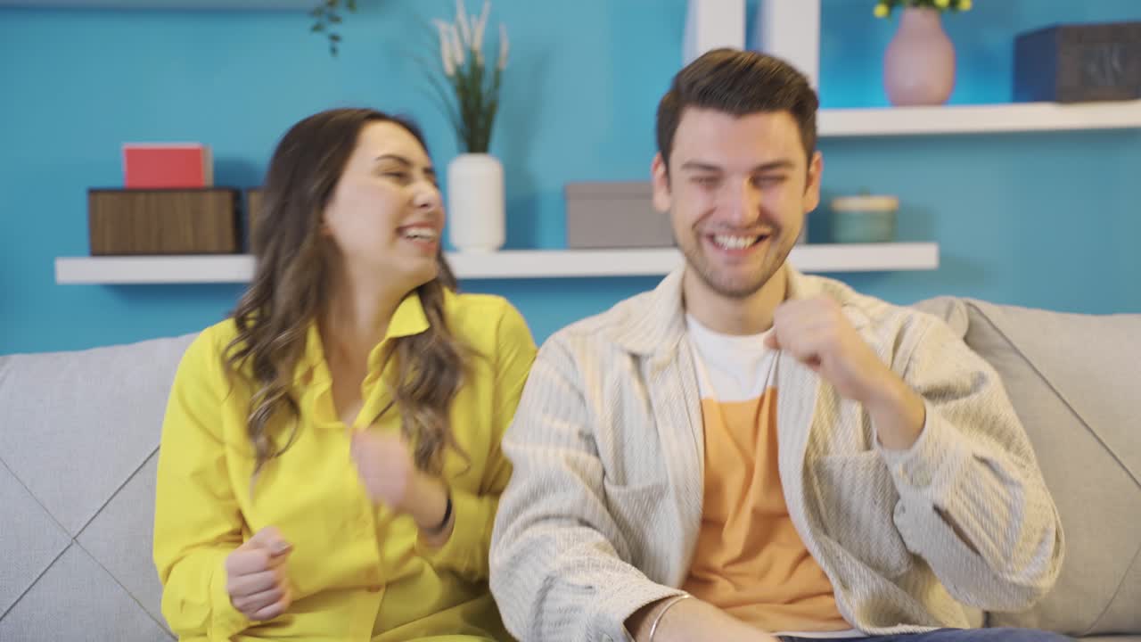 una pareja loca y divertida bailando en su casa, feliz, estilo de vida.