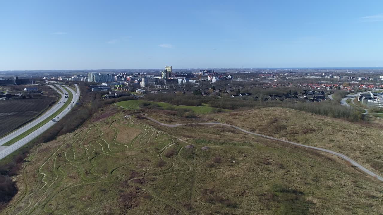 산악 자전거 경로 는 스웨덴 의 고속도로 를 따라 도시 밖 의 초록색 언덕 을 가로지르고 있다