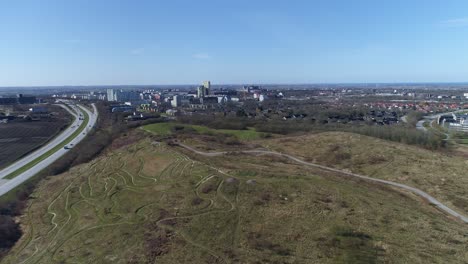 Mountainbike-Strecken-Schlängeln-Sich-Entlang-Der-Autobahn-Durch-Grüne-Hügel-Außerhalb-Der-Stadt,-Schweden