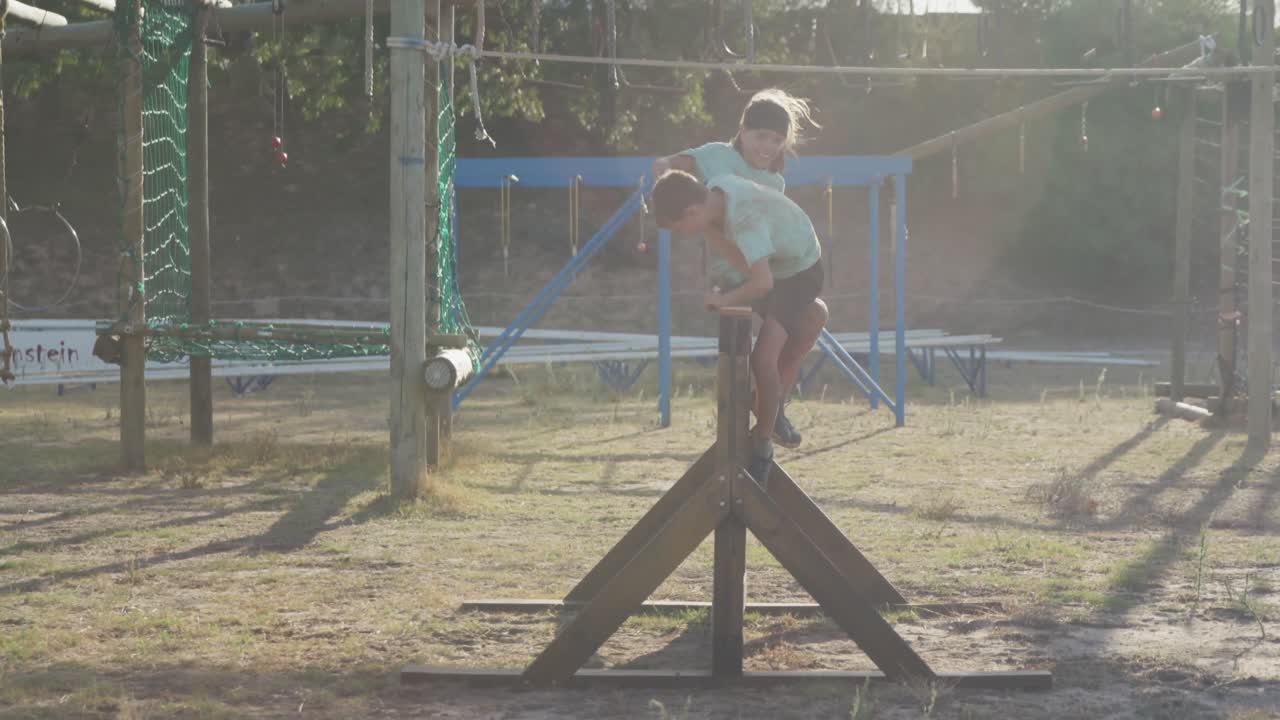 niña y niño caucásicos entrenando en el campamento de entrenamiento