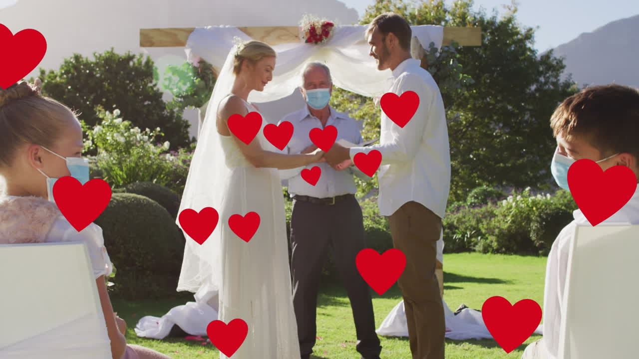 결혼식 에서 얼굴 마스크 를 착용 한 다양한 사람 들 위 에  ⁇ 은 심장 의 애니메이션