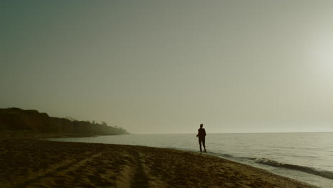 Silhouette-Jogger-Frau-Trainiert-Am-Sandstrand.-Sportlerin-Läuft-An-Der-Küste.