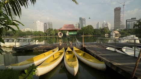 Boats-at-Lumpini-Park,-Bangkok,-Thailand