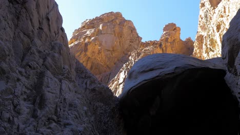 Blick-Mit-Felsigen-Bergen-Auf-Die-Farbige-Schlucht-Der-ägyptischen-Sinai-wüste-Dahab-An-Einem-Sonnigen-Tag,-Weite-Aufnahme-Mit-Zoom
