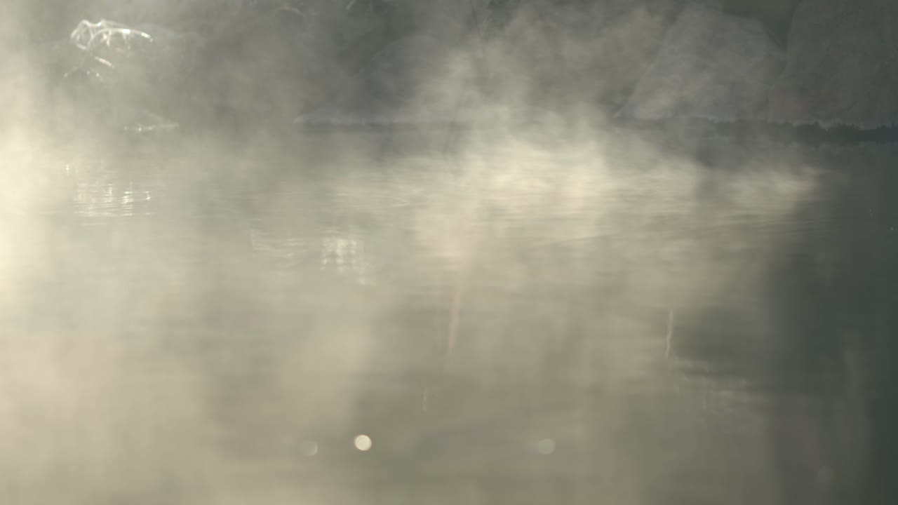 유혹적인 아이다호 온천 증기 파도가 빛에 맞서