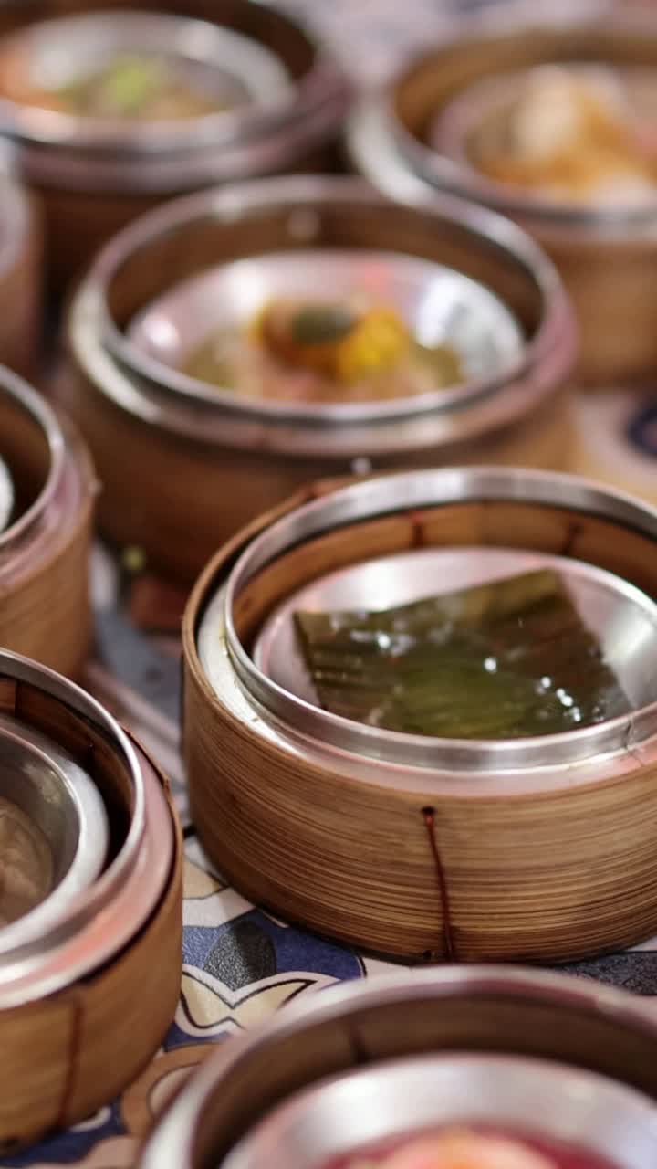 손은 대나무 증기선에서 섬을 선택합니다.