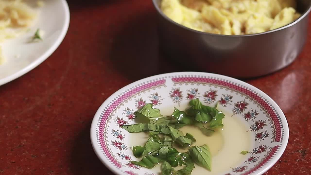 un pedazo de lumpia o los icónicos rollos de primavera filipinos fritos que se sumergen en un platillo de vinagre con hierbas picadas