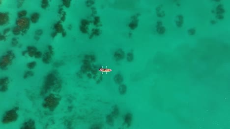 Vista-Aérea-Sobre-La-Gente-Remando-A-Través-De-Los-Rápidos-De-Bacalar,-En-El-Soleado-México---Cenital,-Disparo-De-Drones