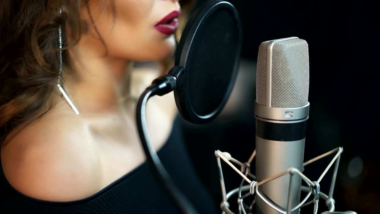 una hermosa joven sexy cantando.