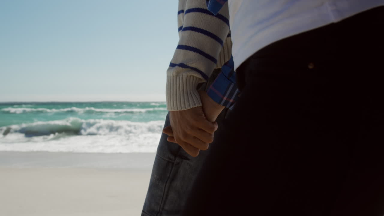 해변 에서 함께 자유 시간 을 즐기는 부부