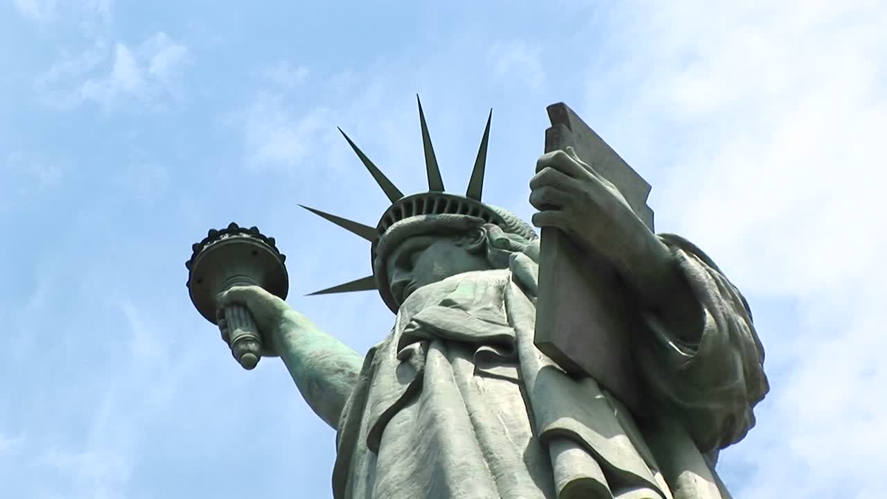 la cámara se acerca desde debajo de la tableta de la estatua de la libertad a su poderosa mirada