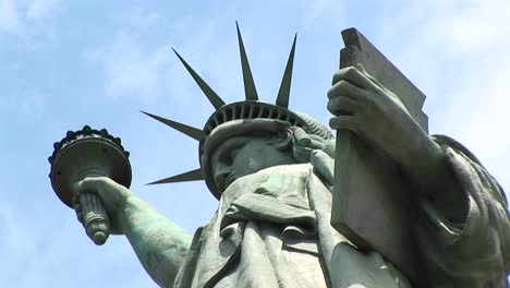 Die-Kamera-Zoomt-Unter-Der-Tafel-Der-Freiheitsstatue-Auf-Ihren-Kraftvollen-Blick-Heran