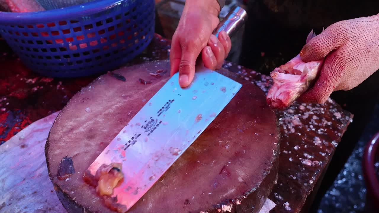 물고기 필레팅 기술의 순차적인 시연