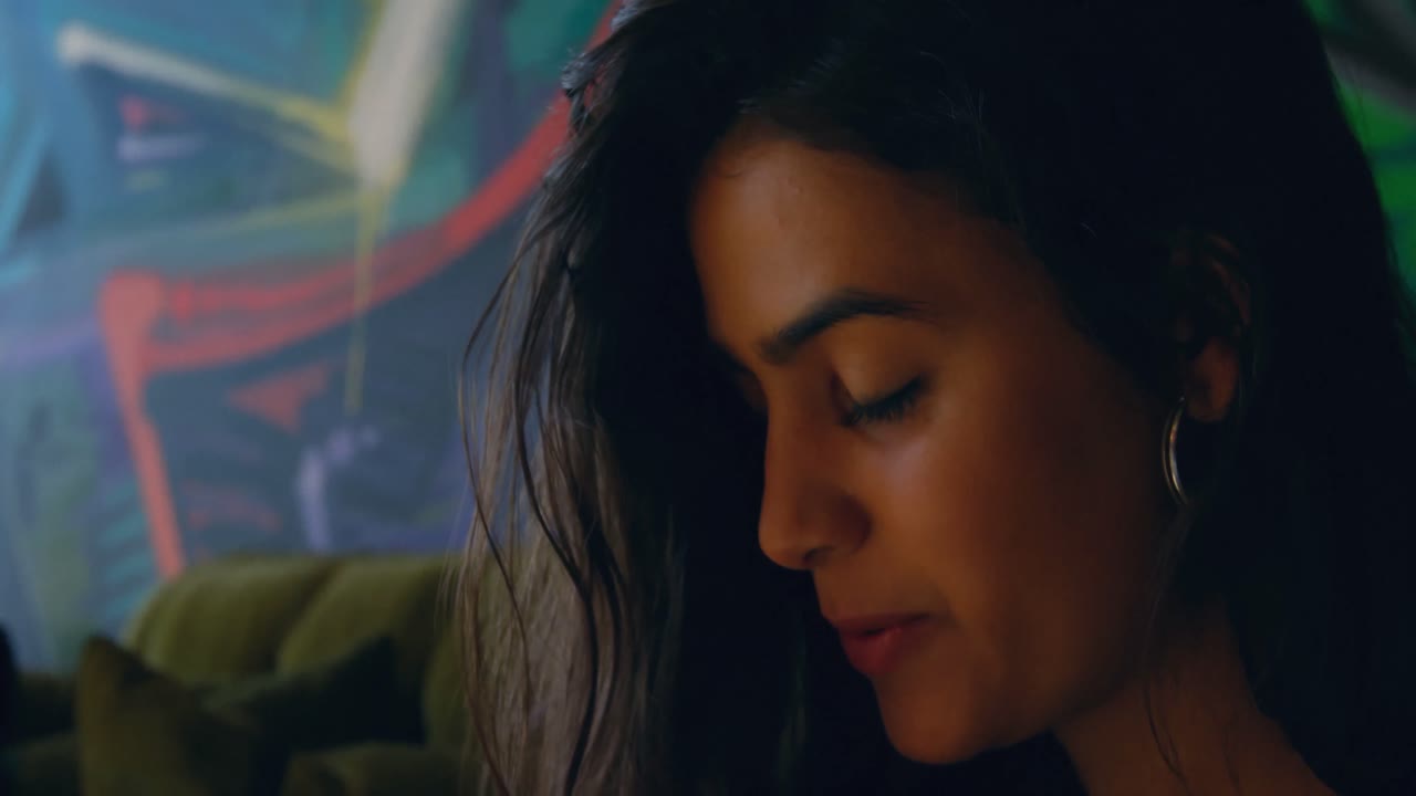 mujer ejecutiva sentada en la oficina 4k