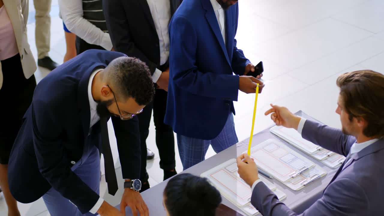 컨퍼런스 등록 테이블 4k에서 체크인하는 비즈니스 사람들