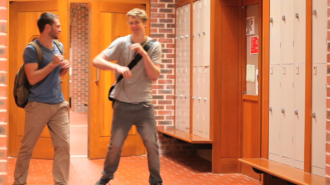 친구들이 서로 놀리고 있어요.