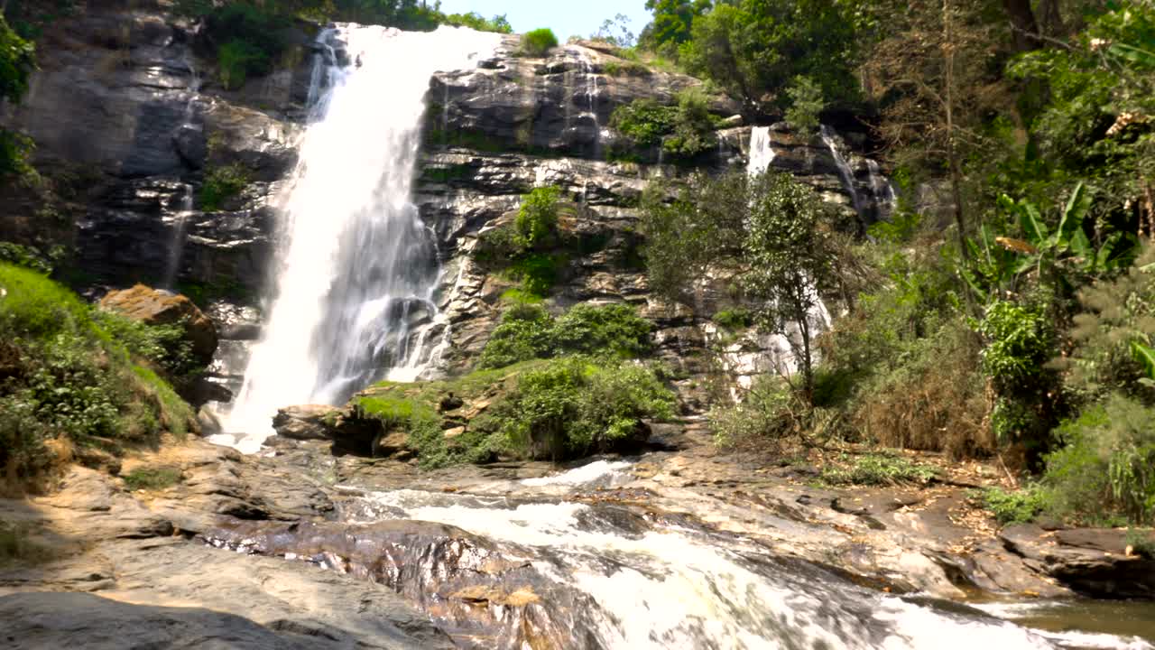 catarata de watchirathan en el parque nacional doi inthanon, región de chiang mai, tailandia, capaz de hacer un bucle