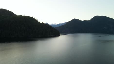 Vancouver-Island-In-British-Columbia-Bei-Sonnenaufgang,-Luftdrohnenansicht