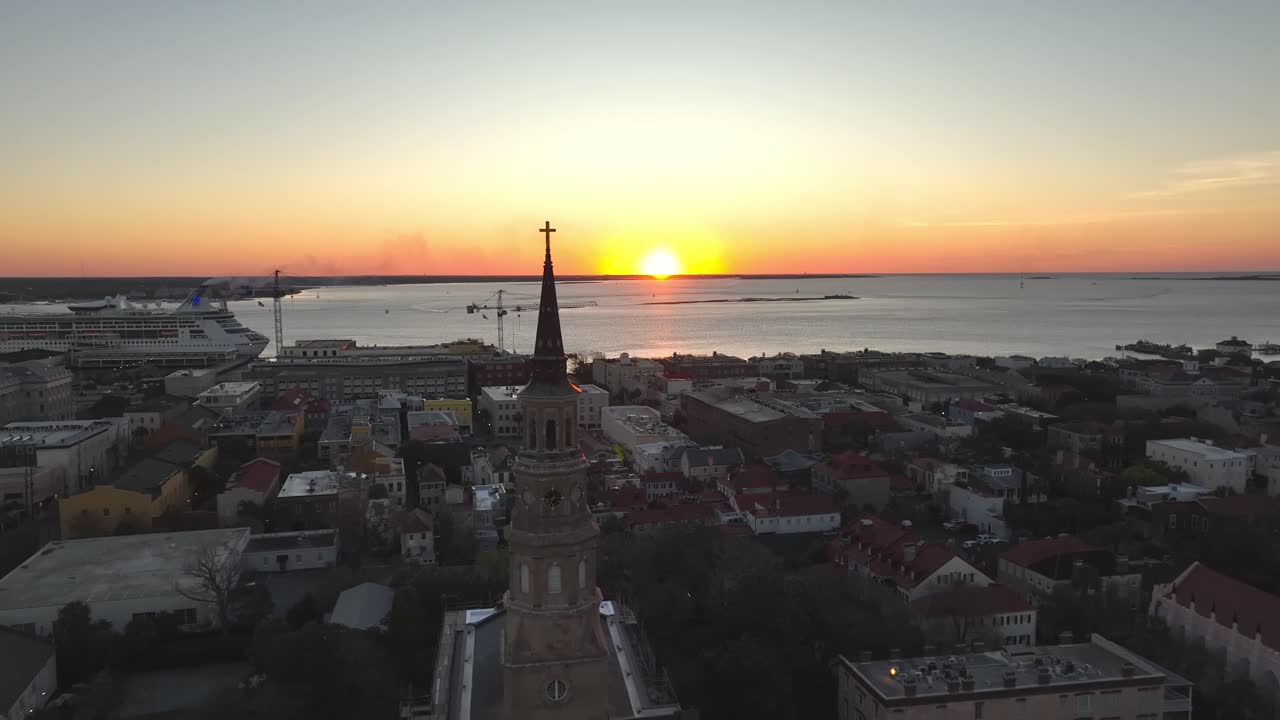 Luftfoto af St. Philip's Kirke ved solopgang i Charleston, South Carolina.