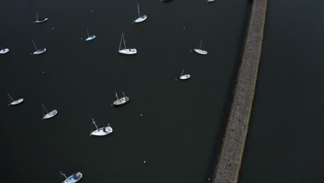 Yates-Caros,-Embarcaciones-De-Recreo-Y-Catamaranes-Atracados-En-Un-Puerto-Deportivo-De-La-Ciudad-|-Newhaven,-Edimburgo,-Escocia-|-4k-A-30fps