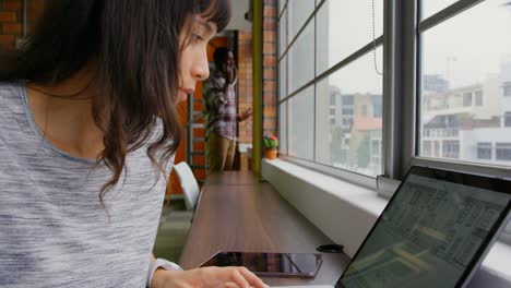 mujer de negocios trabajando en una computadora portátil en una oficina moderna 4k