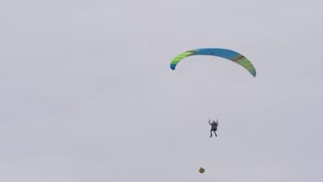 parapenteando en el cielo