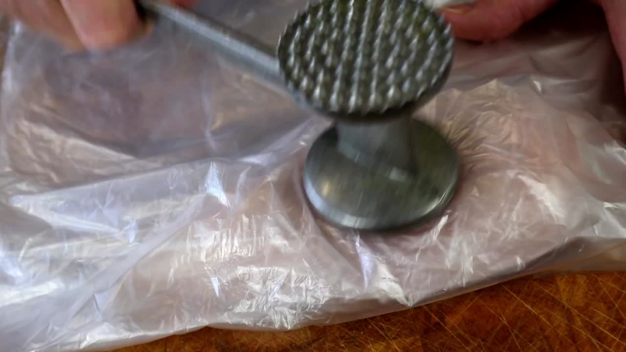 망치로 닭가슴살을 연하게