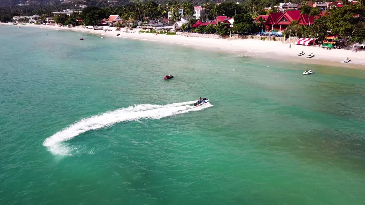 제트 스키 가 있는 열대 해변