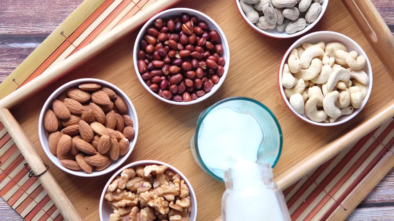 다양한 견과류와 식물성 우유