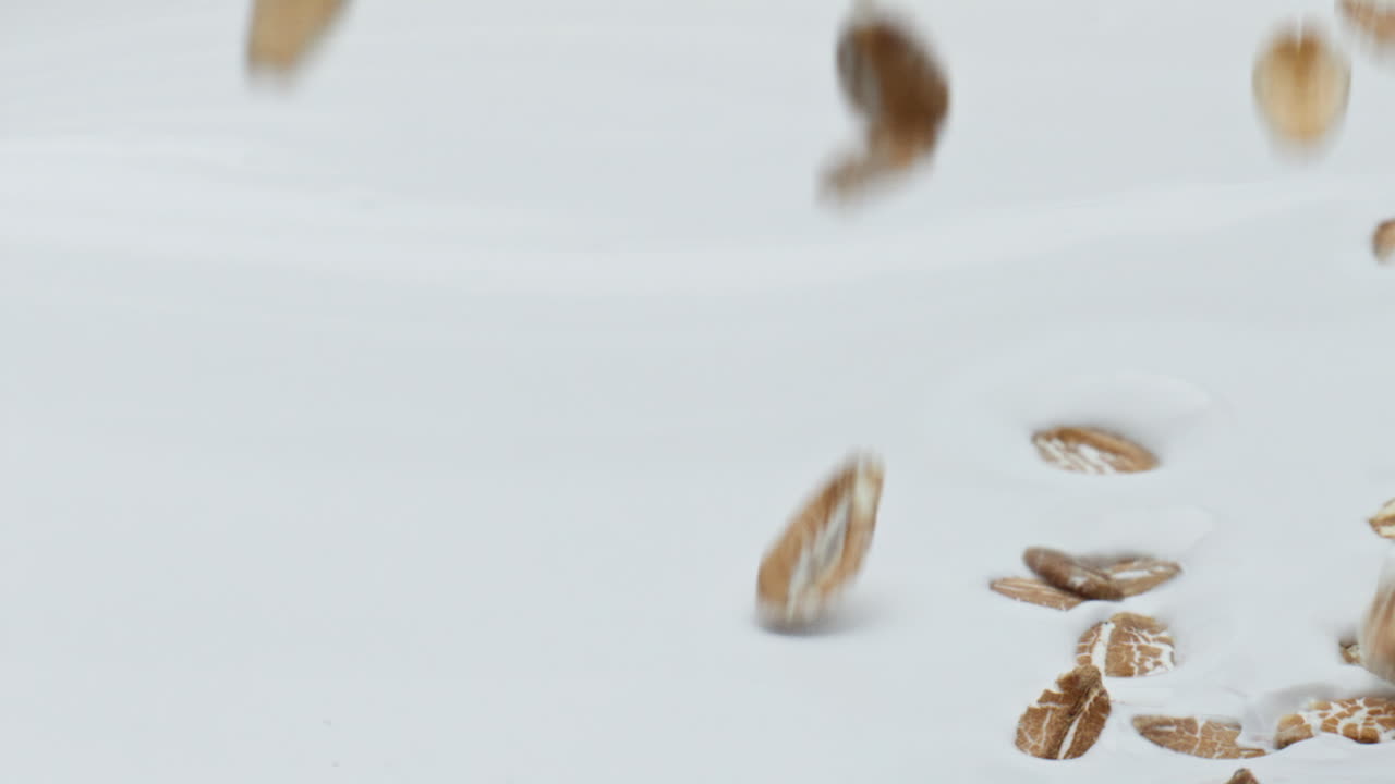copos de avena cayendo yogur en súper cámara lenta de cerca. comida saludable dietética.