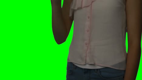 sección media de una mujer usando una pantalla digital 4k
