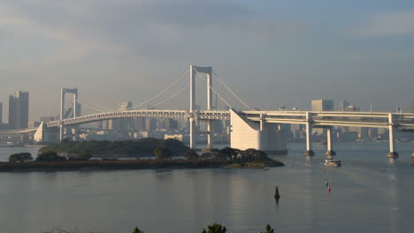 el horizonte de tokio con la torre de tokio y el puente arcoíris