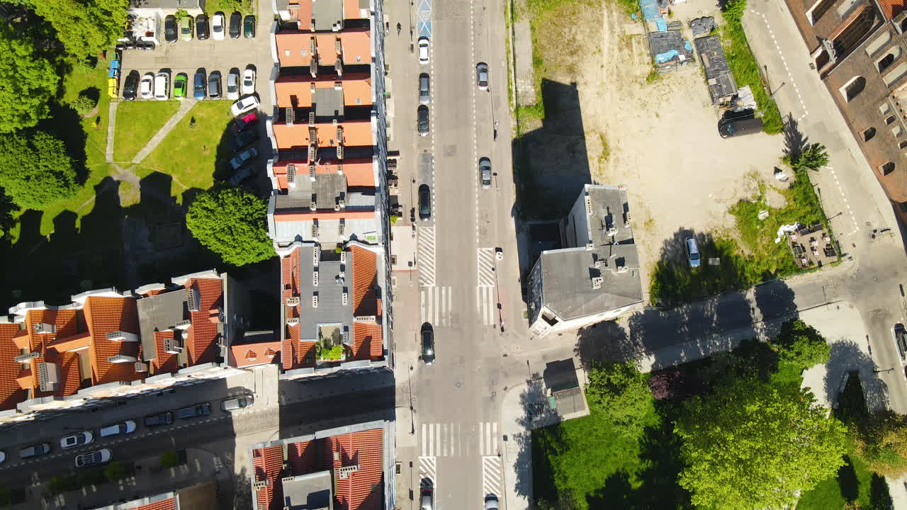 Veduta aerea dall'alto di auto che si muovono lungo le stradine della Città Vecchia a Danzica, Polonia, ripresa con drone.