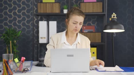 Mujer-De-Negocios-Trabajadora-Infeliz-Y-Aburrida.