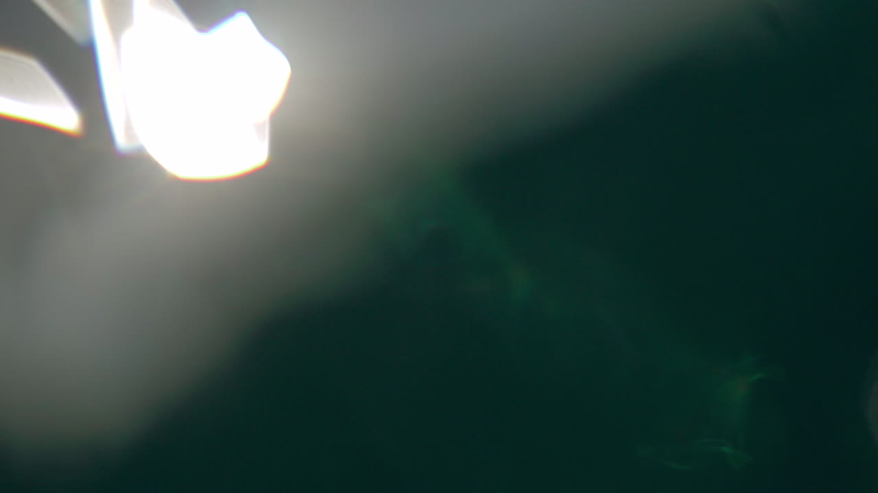 emergiendo de bajo el agua