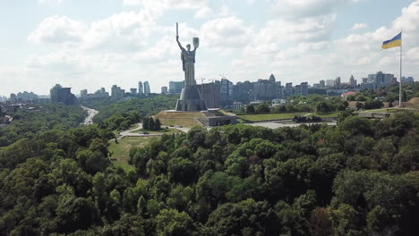 4k-Luftdrohnenaufnahmen-Des-Mutterlanddenkmals-Der-Ukraine-An-Einem-Bewölkten-Sommertag