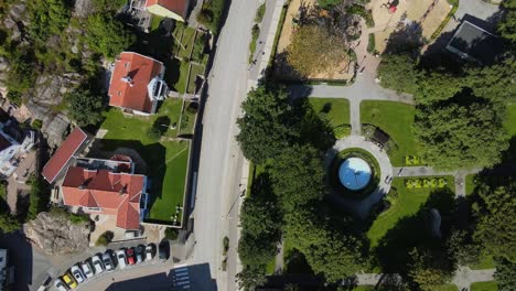 Vista-De-Arriba-Hacia-Abajo-De-Los-Automóviles-Que-Conducen-En-La-Calle-A-Lo-Largo-De-Los-Edificios-En-Lysekil,-Suecia